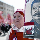 Una manifestante comunista porta un retrato de Stalin en Moscú.