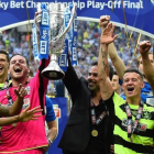 Los jugadores y técnicos del Huddersfield celebran el ascenso a la Premier