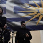 Personas ataviadas con trajes tradicionales se manifiestan en Atenas contra que Grecia acepte la nueva denominación del Estado de Macedonia como República de Macedonia del Norte, el 22 de enero del 2019.