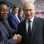 Pelé y Putin posan antes del partido inaugural de la Copa Confederaciones.