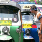 Una mochilera francesa toma un taxi en Bangkok.