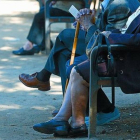 Personas mayores sentadas en un banco.