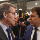 Feijóo conversa con el presidente de Castilla y León Alfonso Fernández Mañueco, ayer. JAVIER LIZÓN