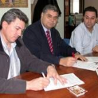 Domingo Fuertes, en el centro, junto a los firmantes del acuerdo
