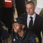 Oscar Pistorius sale escoltado del Tribunal Superior de Pretoria tras ser condenado a cinco años de prisión.