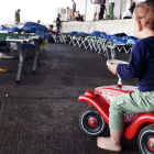 Un niño observa las camas dispuestas en un centro para refugiados en Nickelsdorf (Austria)