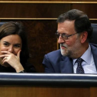 Mariano Rajoy y Soraya Sáenz de Santamaría siguen la intervención de Pedro Sánchez en el debate de investidura.