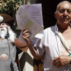 El dueño de uno de los albergues, que sufre una fractura en un brazo, muestra las denuncias.