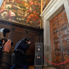 Los otógrafos toman fotos de las puertas cerradas de la Sala dello Scrutigno, donde se exhibe la muestra. ANDREA MEROLA
