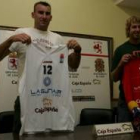 Lucho Fernández y Otegui posan con la camiseta del equipo durante la presentación realizada ayer