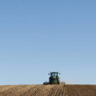 Un agricultor trabaja en su explotación en Carbajal de Fuentes, un pueblo de la provincia de León. JESÚS F. SALVADORES