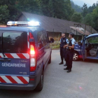 La policía francesa custodia el acceso al escenario del crimen de una familia en los Alpes el 5 de septiembre del 2012