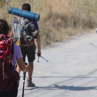 Imagen de peregrinos a su paso por el Bierzo de camino hacia Santiago. ANA F. BARREDO