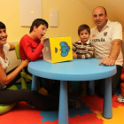 Nuria, Alba, Daniel (hermano de Alba) y Miguel Ángel, en su casa de León.