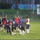 José Luis Oltra imparte instrucciones al equipo antes del entrenamiento