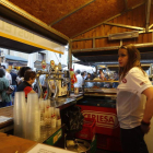 El público disfruta de la feria gastronómica Deleitarte.