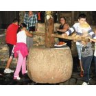 Un grupo de jóvenes da vueltas en el tradicional lagar para obtener el máximo de mosto.
