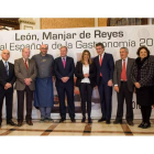 Una representación de invitados leoneses y andaluces posan con Silván, Susana Díaz y Majo, ayer en la capital hispalense. EFE