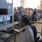 Turistas pasan su equipaje por un control de seguridad en el aeropuerto de Sharm el-Sheij.