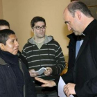 José Ignacio Munilla con varios seminaristas.