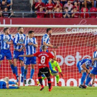 Salva Sevilla lanza una falta en el partido de este domingo ante el Depor