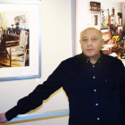 El artista zamorano Satur Vizán y algunas de las obras que expone en la galería leonesa Bernesga CUEVAS