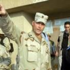 Hillary Clinton conversa con el coronel Brian Mennes, del segundo batallón en Bagdad
