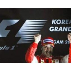 Fernando Alonso, líder del campeonato mundial a falta de una carrera, celebra su triunfo en Corea