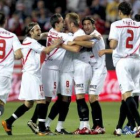 Rakitic celebra con sus compañeros su gol de falta directa, el primero del Sevilla.