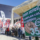 Concentración frente a la delegación territorial de la Junta en León, convocada por CSIF, CCOO y UGT, en defensa de la jornada de 35 horas