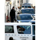 La policía recogió pruebas forenses en el piso del menor.