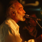 El cantautor Javier Krahe, en uno de los conciertos que daba prácticamente todos los años en el Gran Café de León.