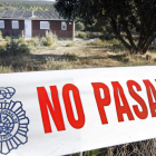 Tras el cordón policial, la casa de Miguel Ángel Muñoz Blas. BRUNO MORENO