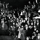 Asombro de las gentes cabreiresas cuando vieron el cine por primera vez con las Misiones Pedagógicas que encabezó Alejandro Casona, primer plano, hijo de la leonesa Faustina Álvarez.