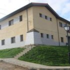 Fachada del centro de servicios múltiples de Garrafe de Torío, inaugurado en diciembre.