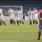 Los jugadores de la Cultural celebran el gol que les da la permanencia matemática en la Segundas División B en el estadio de O’Couto