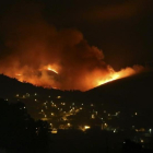 Incendio forestal de Arbo, en Pontevedra, este jueves por la noche.