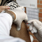 La vacuna es el mejor remedio para evitar el contagio por el virus de la gripe.