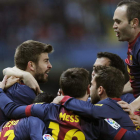Gerard Piqué celebra, junto al resto de sus compañeros, el gol que dedicó a su hijo Milan durante el partido ante el Málaga.