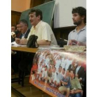 Juan Arias, en el centro, presidió la Asamblea de socios del Ademar