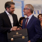 Màxim Huerta, izquierda, junto al nuevo ministro de Cultura, José Guirao, el jueves en Madrid.
