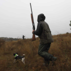 Un cazador con su perro en la campaña pasada de caza menor en la provincia leonesa. JESÚS F. SALVADORES