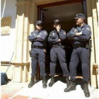 Varios agentes custodian la entrada al Ayuntamiento de Marbella