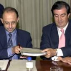 Imagen de archivo del titular de Hacienda, Cristóbal Montoro, junto al ministro Álvarez Cascos