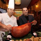 El cocinero y Alonso muestran el botillo de casi diez kilos, que de momento tienen expuesto.