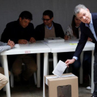 El presidente colombiano, Juan Manuel Santos, en el momento de depositar su voto en Bogotá.