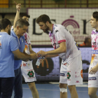 Cadenas con varios jugadores durante un tiempo muerto del partido frente al Sinfín. FERNANDO OTERO