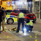 Agentes de diversos cuerpos de Policía investigan en el lugar del tiroteo la muerte del hombre tras recibir varios disparos. JMGARCÍA