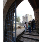 Un grupo de visitantes en el castillo, en imagen de archivo.