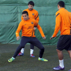 Mascherano, de espaldas, junto a Alexis y Messi, en el entrenamiento.